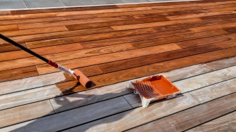 Application de lasure sur une terrasse en bois