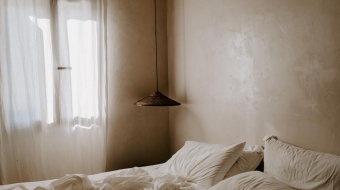 mur à la chaux dans une chambre