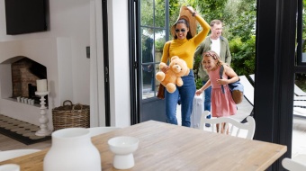 famille qui rentre de vacances