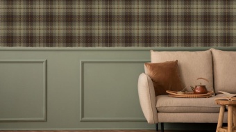 Canapé devant un mur à motifs tartan