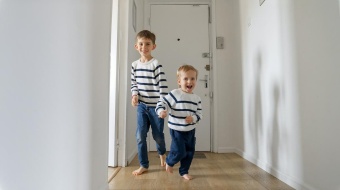 enfants courrent dans un couloir