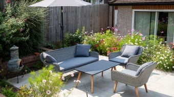 Petite terrasse devant une maison avec une table pour quatre