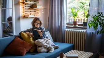 femme profitant de la chaleur de son salon