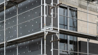 mur exterieur d'un immeuble en cours d'isolation