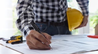 maitre d'oeuvre travaillant sur un nouveau projet de travaux