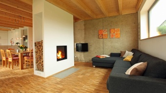 Pièce à vivre avec une cheminée double foyer
