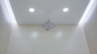 Installer un faux plafond dans une salle de bains