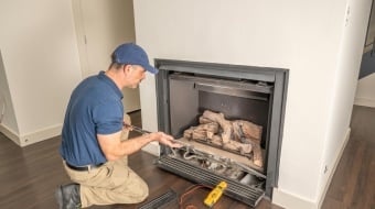 artisan termine la renovation d'une cheminee 