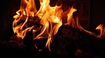 UNE-feu-flammes-cheminée