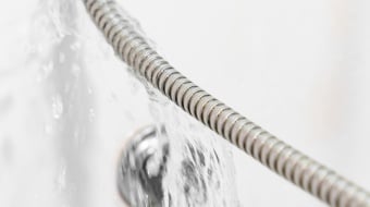UNE fuite d'eau d'un receveur de douche