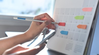 un calendrier sur lequel prévoir ses travaux pour les jours féries de l'année 2026