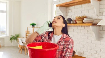 femme désemparée à cause d'une fuite d'eau