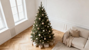un sapin décoré sur un parquet clair dans une ambiance scandinave