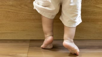 pied sur parquet qui grince