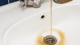 eau-marron-lavabo