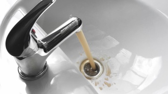 une eau marron sort de votre robinet ? que faire ? 