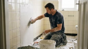 artisan recouvrant des carreaux sans les enlever pose professionnel
