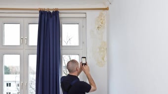 homme photographie humidite mur