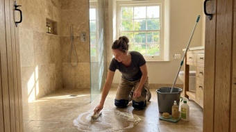 comment entretenir correctement votre salle de bain en travertin