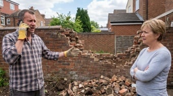 mur mitoyen écroulé qui paie le propriétaire ou les locataires ?