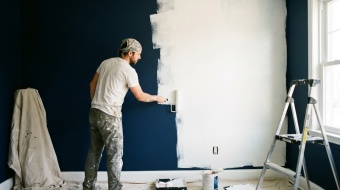 comment repeindre en blanc un mur foncé